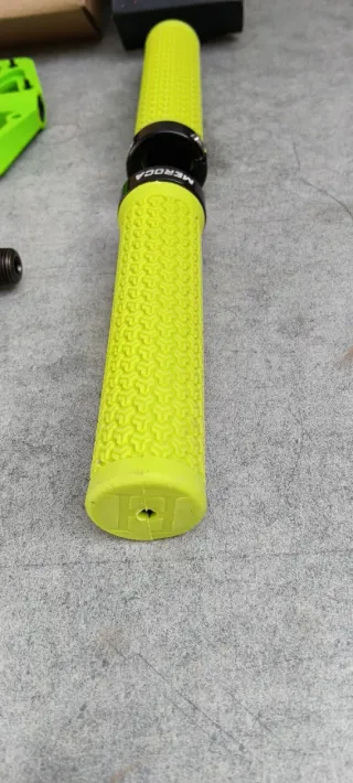 JUEGO DE SILLÍN DE GEL, PUÑOS Y PEDALES EN VERDE.