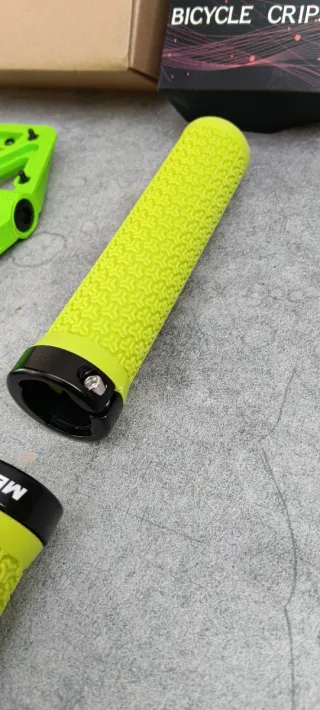 JUEGO DE SILLÍN DE GEL, PUÑOS Y PEDALES EN VERDE.