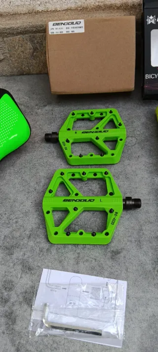 JUEGO DE SILLÍN DE GEL, PUÑOS Y PEDALES EN VERDE.