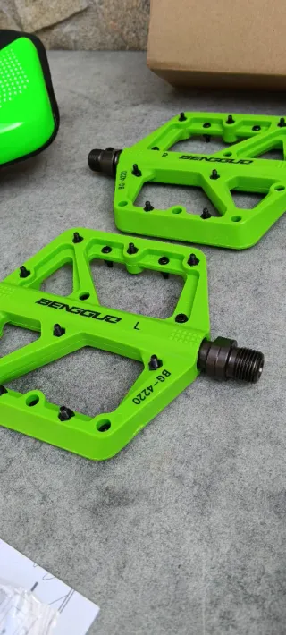 JUEGO DE SILLÍN DE GEL, PUÑOS Y PEDALES EN VERDE.