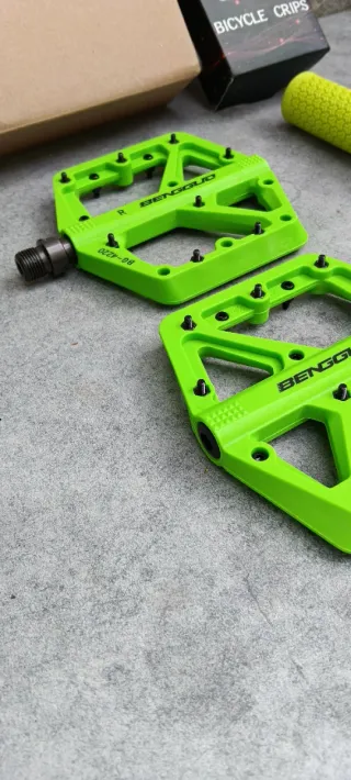 JUEGO DE SILLÍN DE GEL, PUÑOS Y PEDALES EN VERDE.