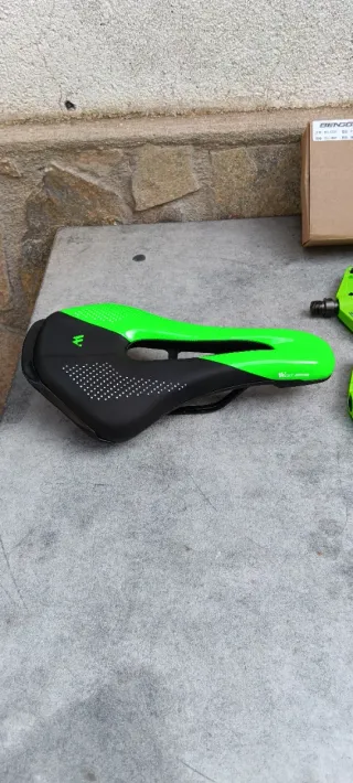 JUEGO DE SILLÍN DE GEL, PUÑOS Y PEDALES EN VERDE.