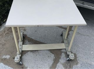 Mesa auxiliar con ruedas