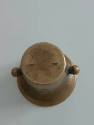 Mortero de bronce antiguo y pesa de latón