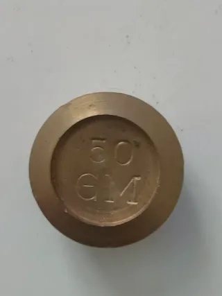 Mortero de bronce antiguo y pesa de latón