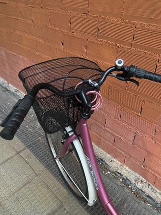 Bicicleta de paseo rosa con cesta