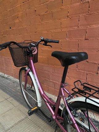 Bicicleta de paseo rosa con cesta