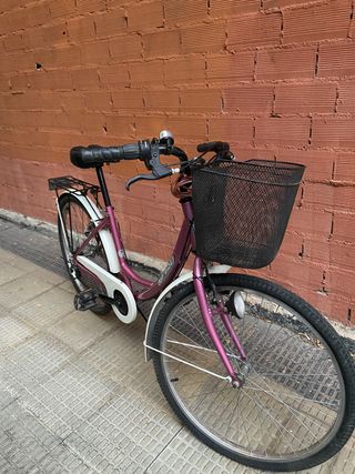 Bicicleta de paseo rosa con cesta