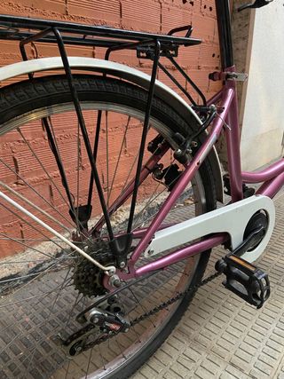 Bicicleta de paseo rosa con cesta