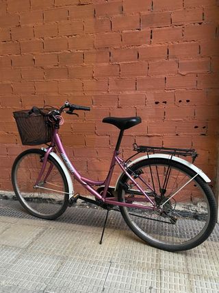 Bicicleta de paseo rosa con cesta