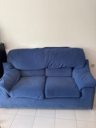 Sofá azul de 2 plazas