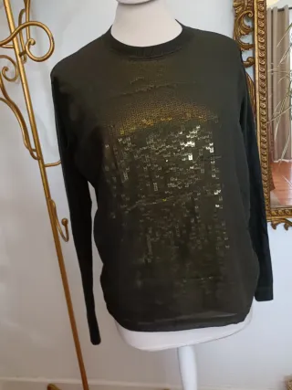 Camisola preta com lantejoulas douradas