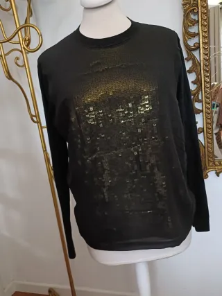 Camisola preta com lantejoulas douradas