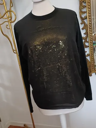 Camisola preta com lantejoulas douradas
