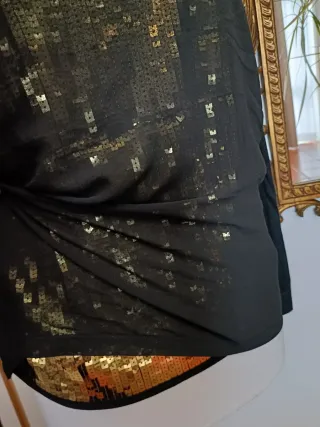 Camisola preta com lantejoulas douradas