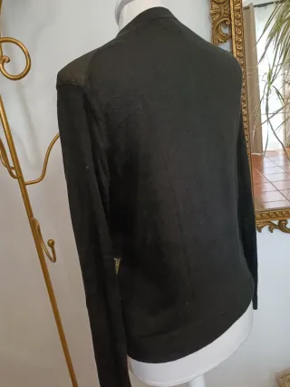 Camisola preta com lantejoulas douradas