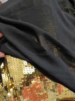 Camisola preta com lantejoulas douradas