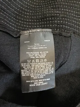 Camisola preta com lantejoulas douradas