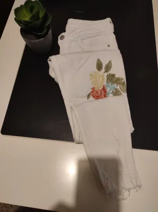 Pantalones blancos Zara bordados talla 36