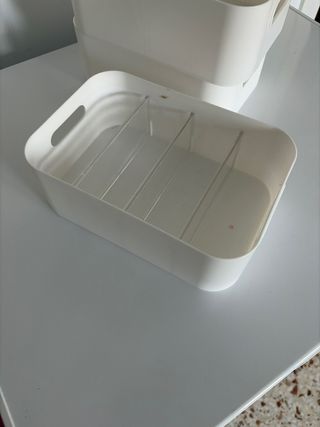 Caja organizadora blanca con separadores.