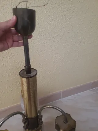 Lámpara de techo dorada y transparente