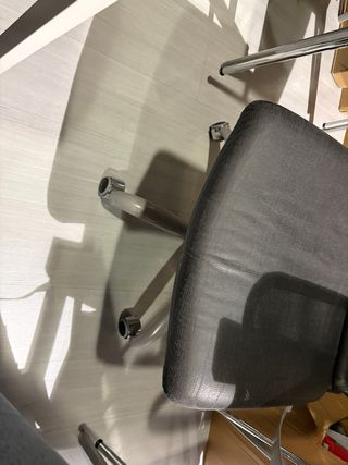 Silla de oficina negra con ruedas