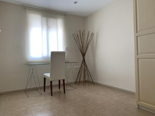 Mesa escritorio cristal y silla blanca