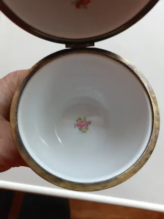 Huevo de porcelana decorado