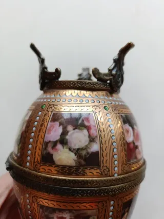 Huevo de porcelana decorado