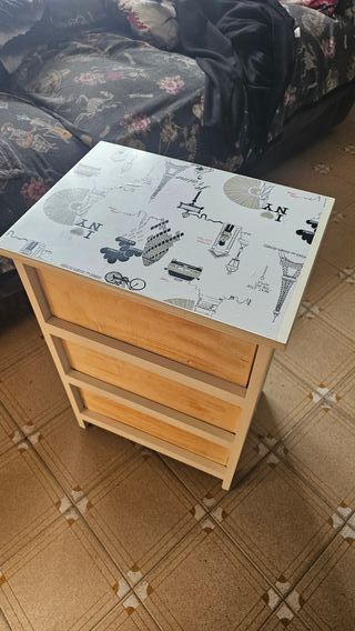 Mueble Auxiliar o Mesita Blanca con 3 cajones.