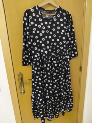 Vestido negro con flores blancas