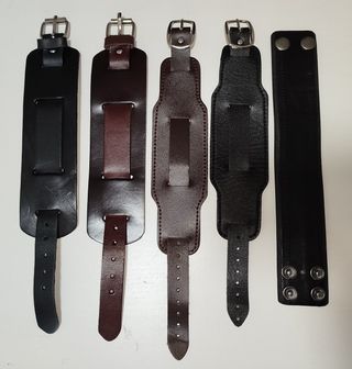 Pulseras de cuero negras y marrones