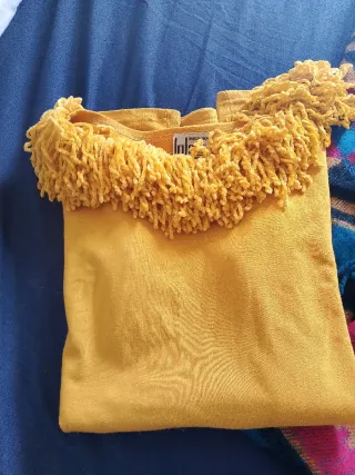 Lote de ropa con flecos y estampado