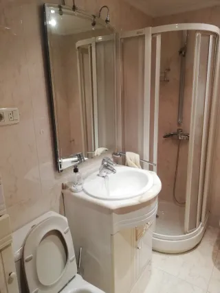 Mueble de madera marrón