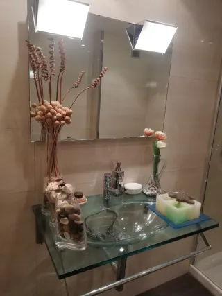 Mueble de madera marrón