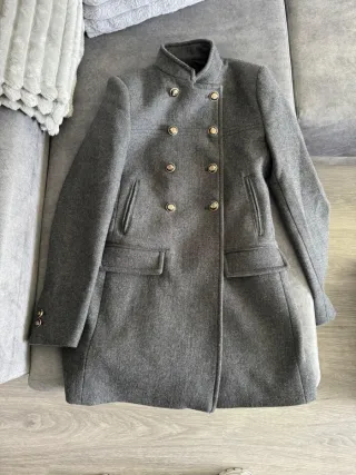 Abrigo gris mujer botones dorados