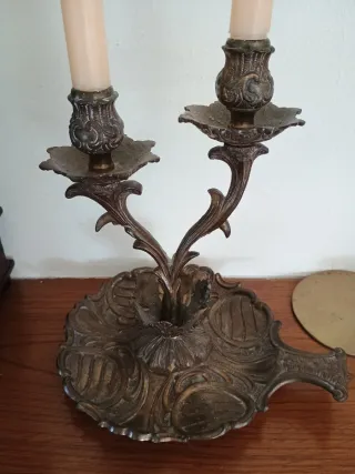 Antiguos candelabros de bronce