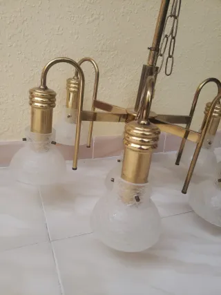 Lámpara de techo dorada con tulipas