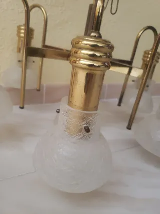 Lámpara de techo dorada con tulipas