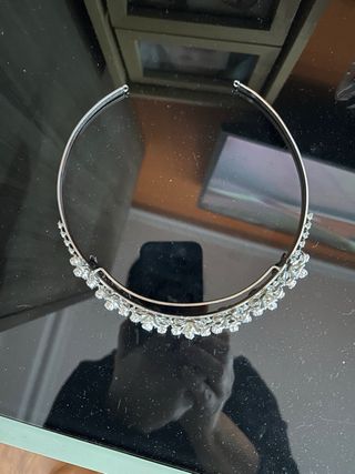Tiara de plata con pedrería