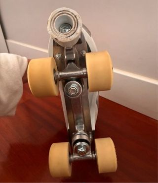 Patines de 4 ruedas blancos y grises