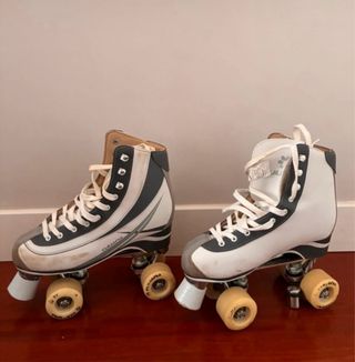 Patines de 4 ruedas blancos y grises