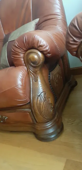 Sofá y butaca de piel con cajones