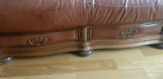 Sofá y butaca de piel con cajones