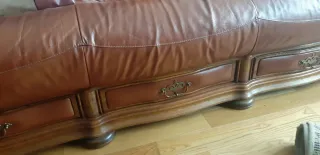 Sofá y butaca de piel con cajones