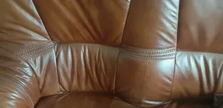 Sofá y butaca de piel con cajones