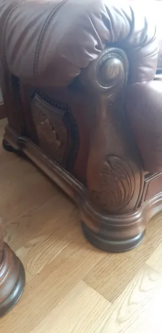 Sofá y butaca de piel con cajones