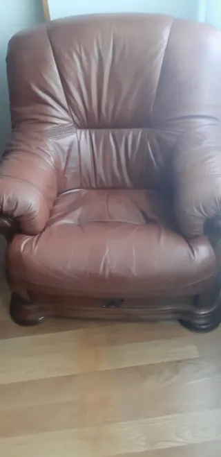 Sofá y butaca de piel con cajones