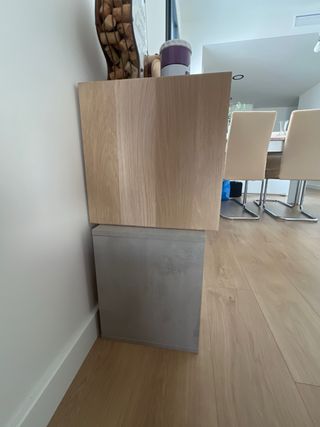 Mueble TV blanco y gris