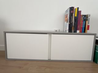 Mueble TV blanco y gris